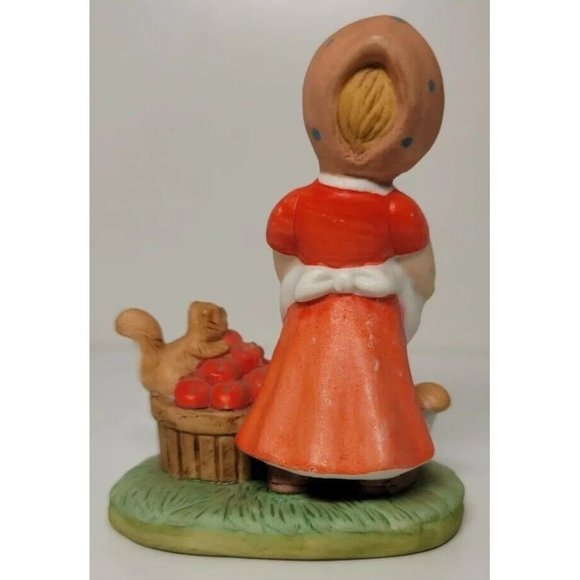 ''Autumn" Country Cousins Figurine #066 (N) Girl With Apples And Squirrels - Picture 4 of 9